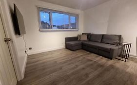 Modern 2 Bed Apartment & Free Parking